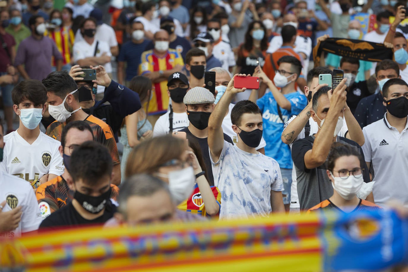 Fotos: Más de un millar de valencianistas se manifiestan contra la gestión de Lim y piden su marcha