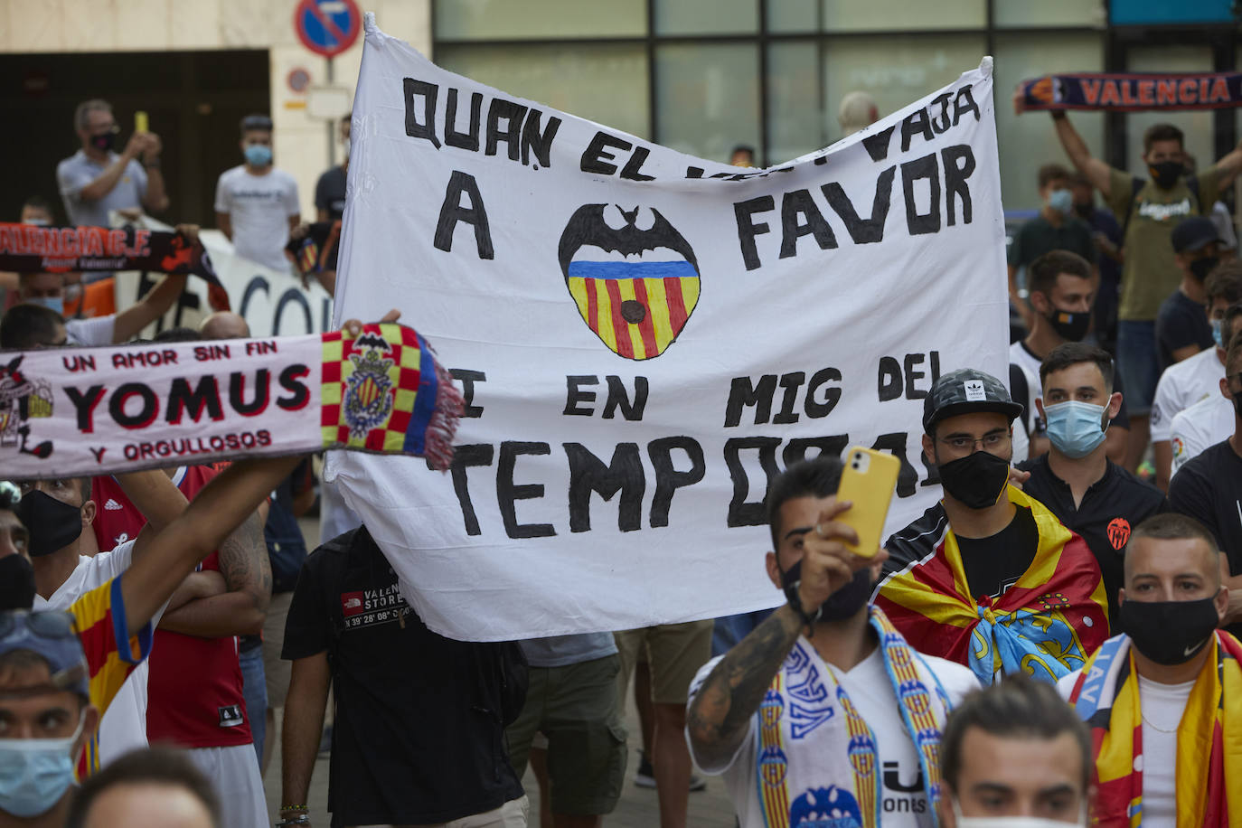 Fotos: Más de un millar de valencianistas se manifiestan contra la gestión de Lim y piden su marcha