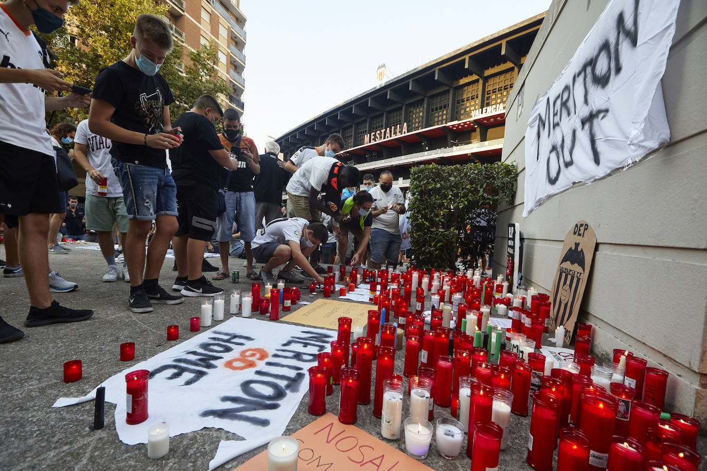 Fotos: Más de un millar de valencianistas se manifiestan contra la gestión de Lim y piden su marcha