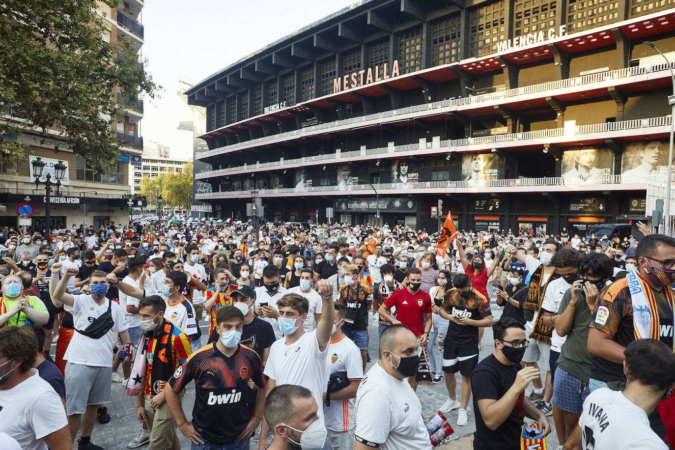 Fotos: Más de un millar de valencianistas se manifiestan contra la gestión de Lim y piden su marcha