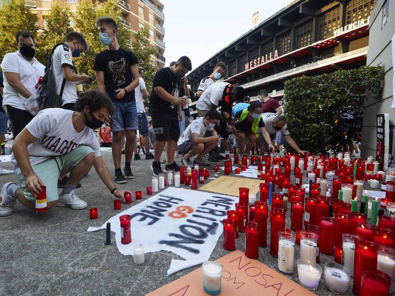 Fotos: Más de un millar de valencianistas se manifiestan contra la gestión de Lim y piden su marcha