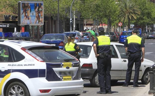 Frenética persecución por Valencia para atrapar a un hombre ebrio que huyó para evitar la multa por no llevar mascarilla