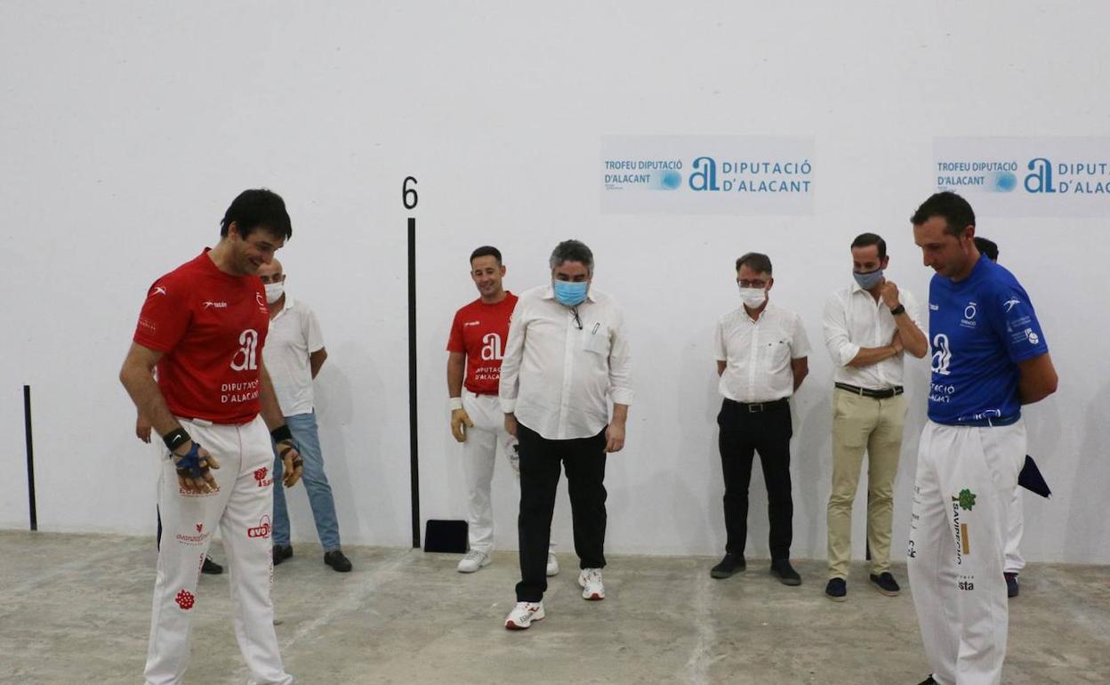 Rodríguez Uribes observa la reballada de la partida del sábado en Benissa. 