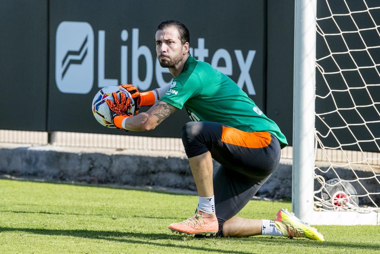 Jaume Doménech, ayer durante en el entrenamiento en la Ciudad Deportiva. vcf