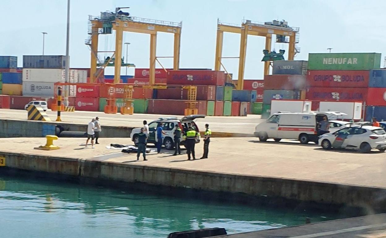 Los cuerpos sin vida de los polizones, en el puerto de Valencia. 