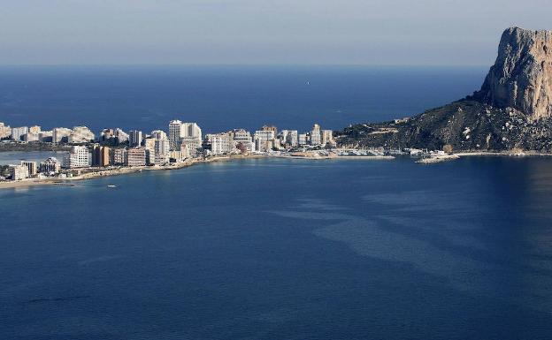 Una patera con cinco inmigrantes llega al puerto deportivo de Calpe