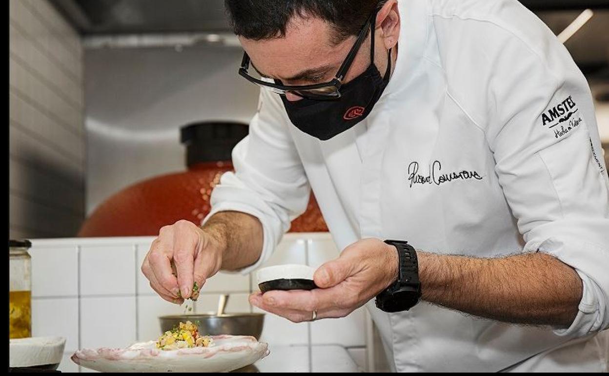 Ricard Camarena, durante la elaboración del plato. 