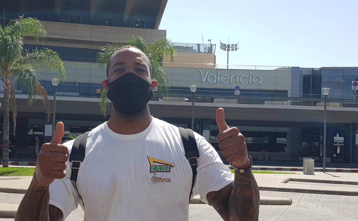 Derrick Williams, ayer en el aeropuerto de Manises.