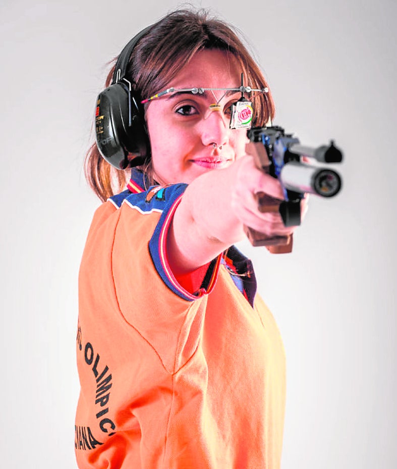 Gloria Martínez empuña la pistola. 