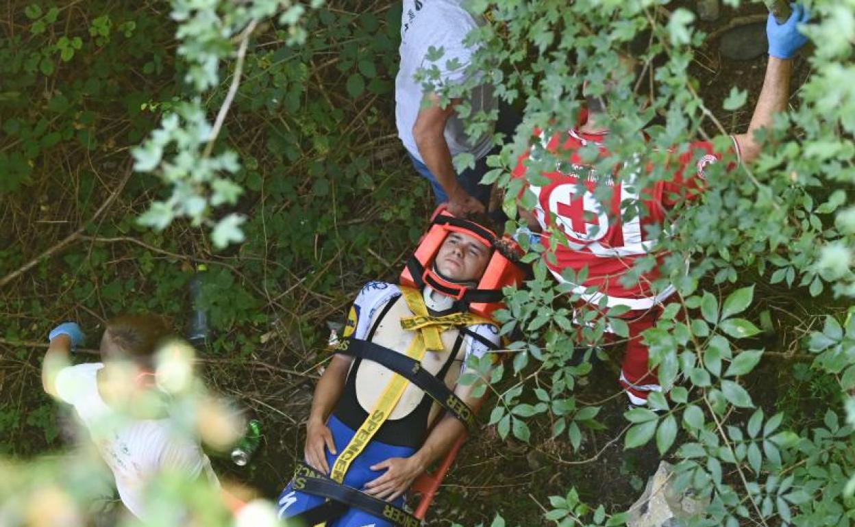 Remco Evenepoel, trasladado en camilla tras su grave caída en Lombardía. 