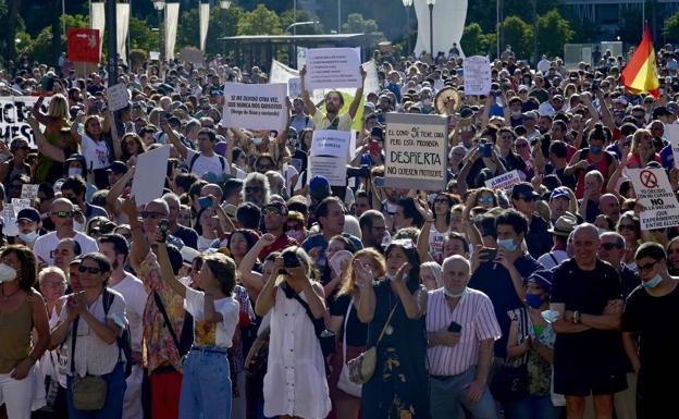 Centenares de personas acudieron ayer a la plaza de Colón para protestar contra el uso de la mascarilla. 