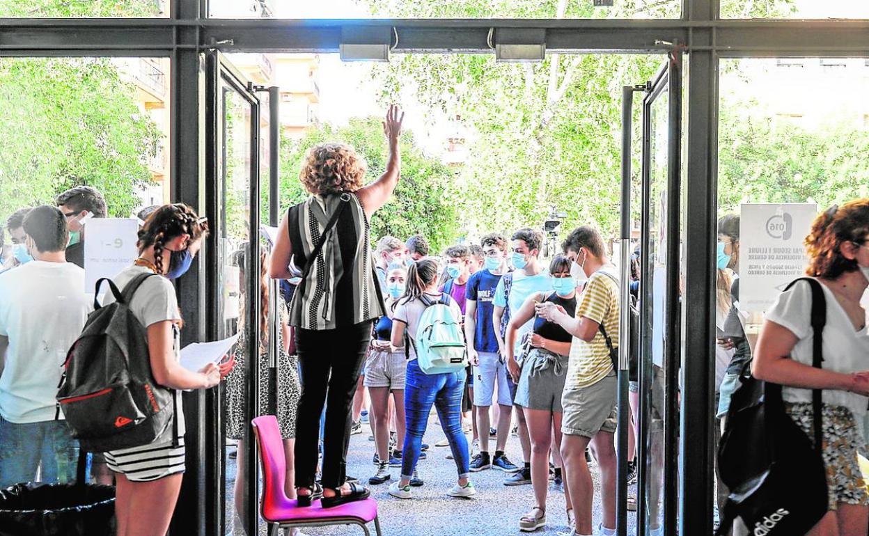 Estudiantes a punto de entrar en el IES Benlliure para empezar la selectividad. 