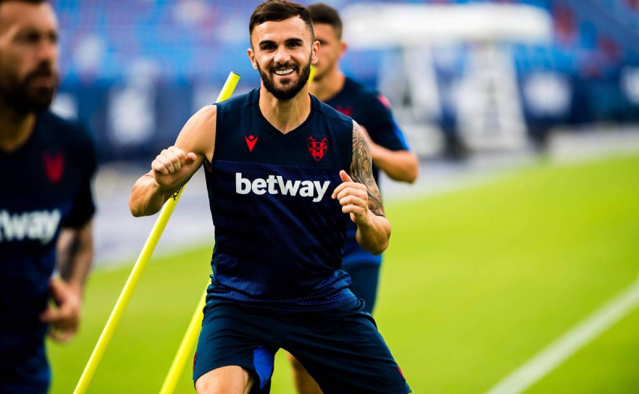 Sadiku, durante un entrenamiento con el Levante. 