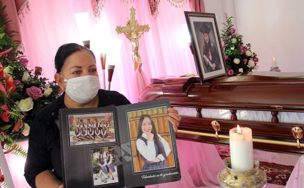 La madre de una de las víctima de Nariño (Colombia) muestra sus fotografías.