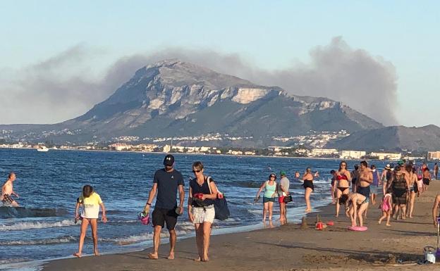 La columna de fuego se divisa desde Oliva. 