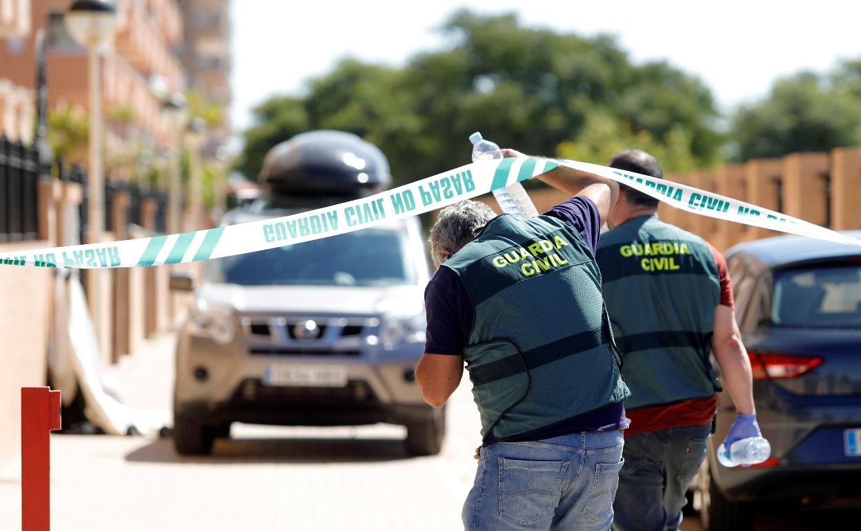 Dos guardias civiles acuden al domicilio donde ocurrieron los trágicos hechos. 