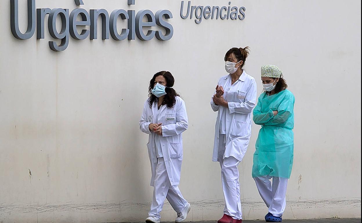 Sanitarios en la entrada de Urgencias del hospital La Fe.