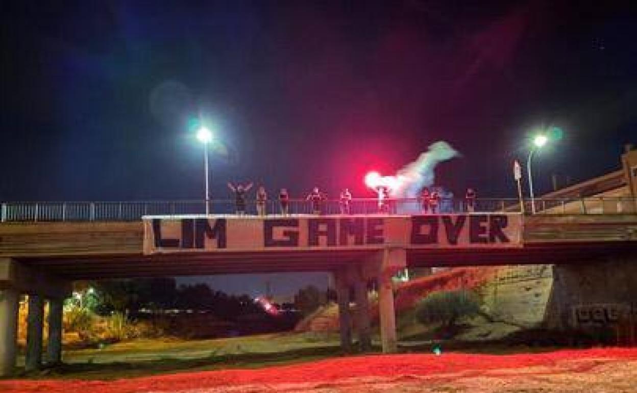 Pancarta colgada por unos aficionados en un puente de Paiporta. 