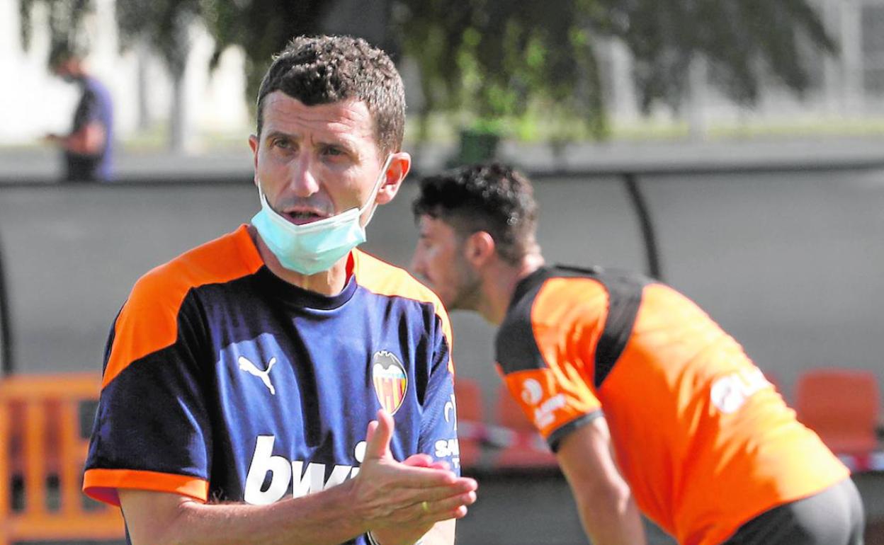 Javi Gracia aplaude a sus jugadores durante un entrenamiento en Paterna.