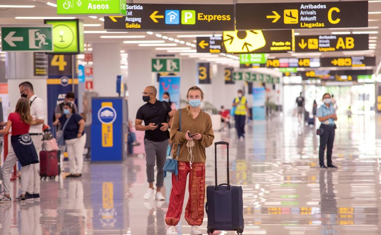 Turistas en el aeropuerto de Palma de Mallorca.