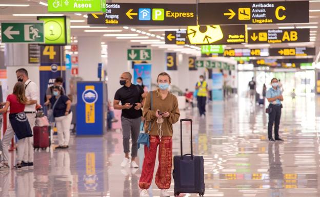 España recibió 2,1 millones de turistas extranjeros en julio, un 80% menos