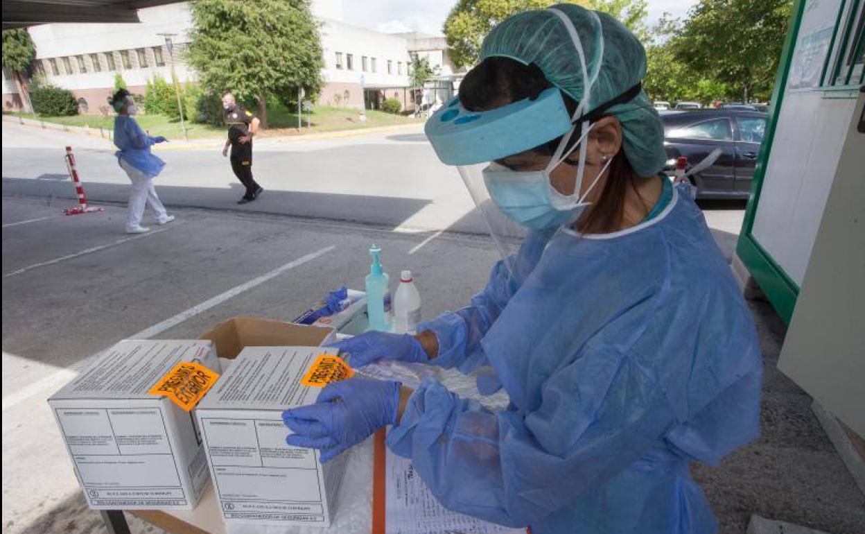 Una sanitaria prepara pruebas PCR en Monforte de Lemos (Lugo).