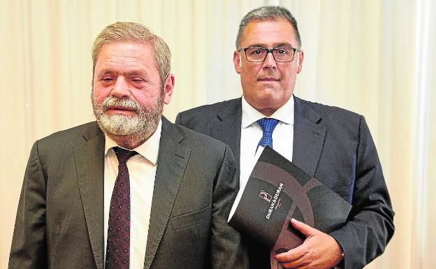 Miguel Durán y Antonio Sesé, tras la rueda de prensa de la presentación de la demanda. 