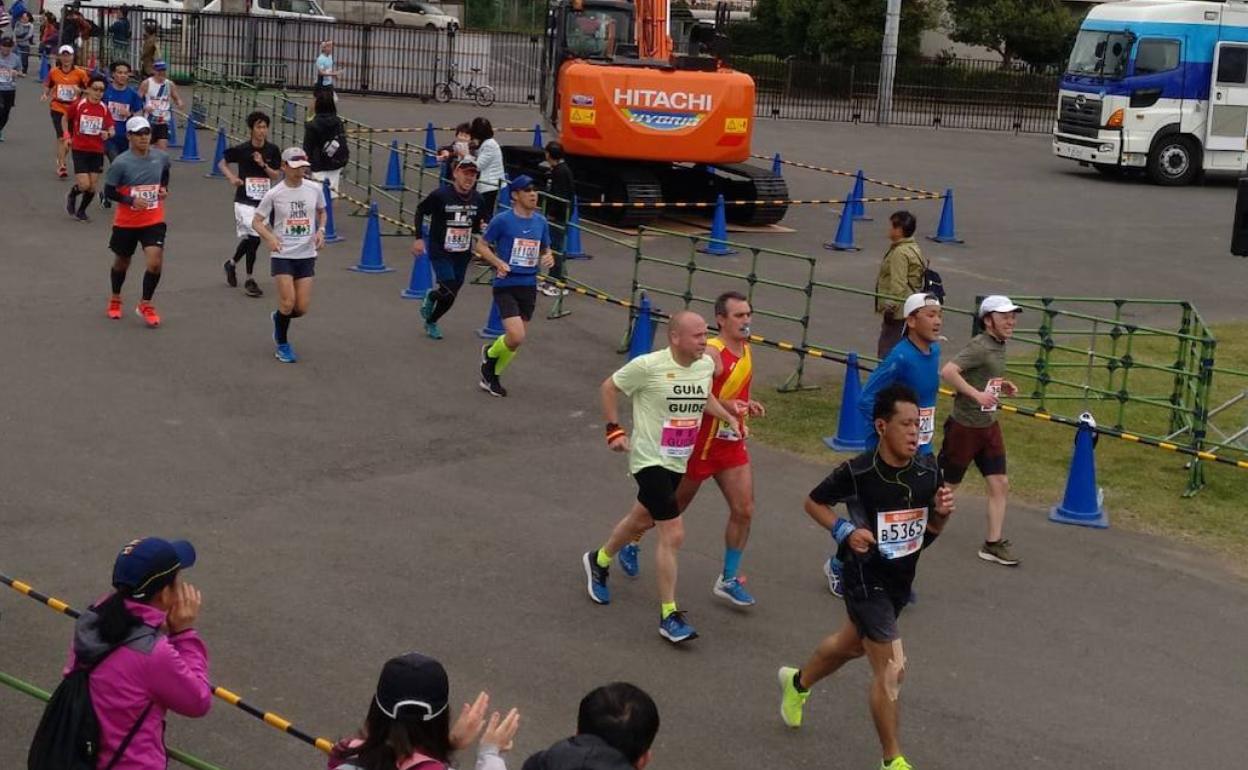 Juan Antonio con la equipación de España junto a su guía Fernando en un maratón de Japón. 