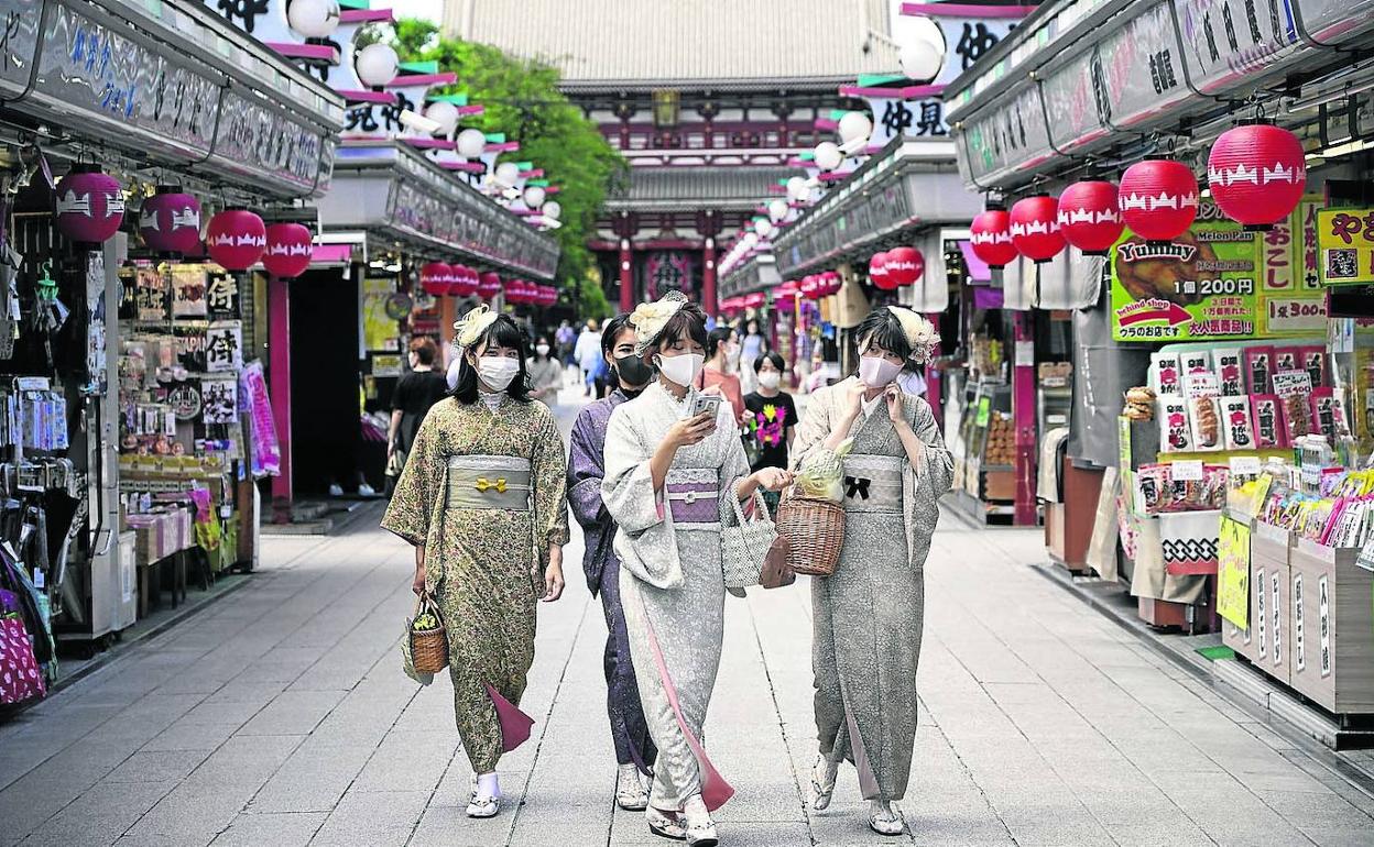 Los turistas en Japón, y en todo el mundo, viven tiempos de reencuentro con lo conocido. Aquí, de compras por un complejo comercial en Tokio. 