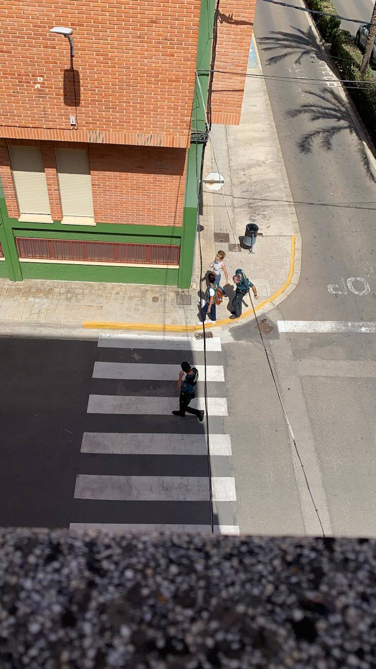 La detenida con varios agentes de la Guardia Civil. 