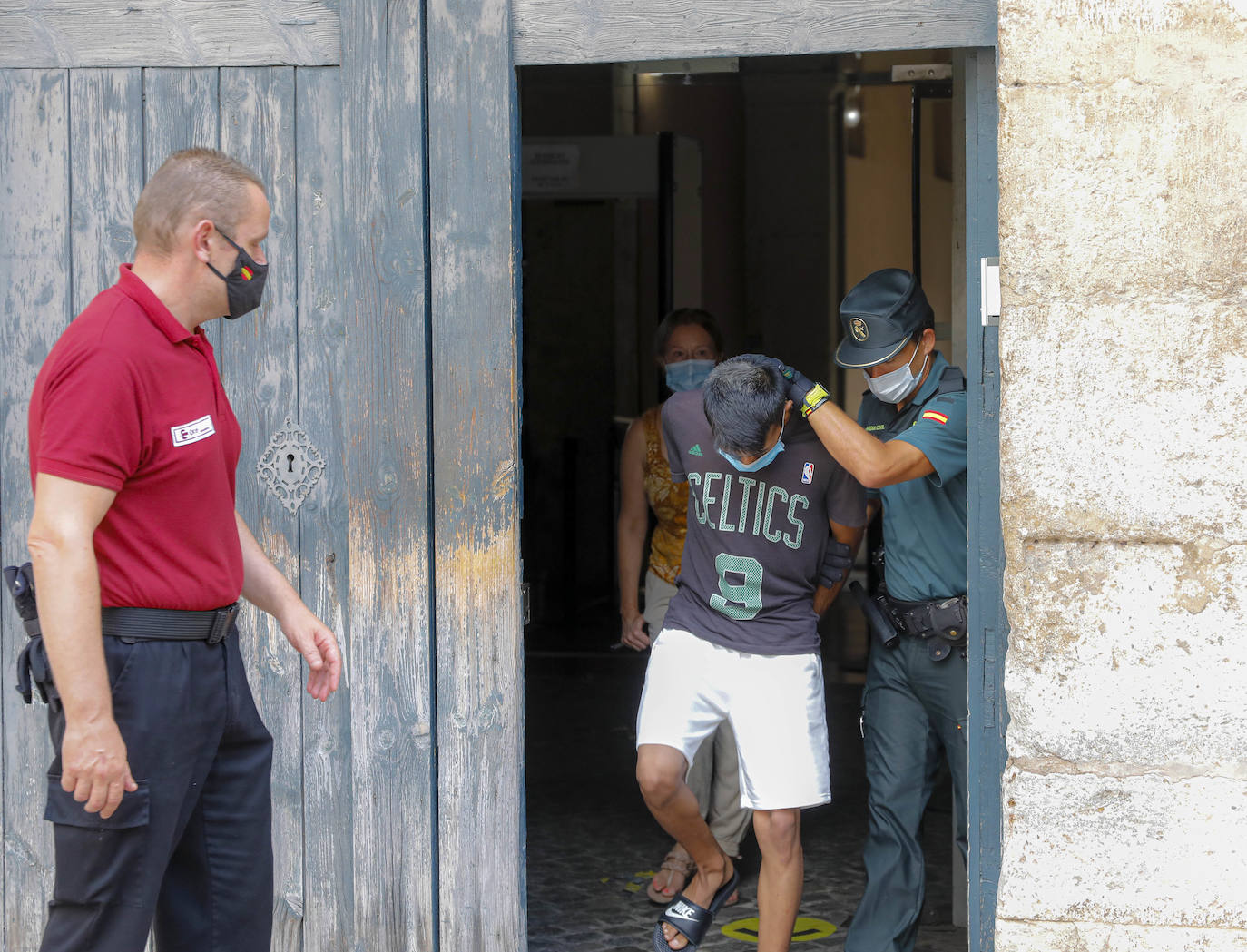 La jueza ha acordado el ingreso en prisión, comunicada y sin fianza, de la joven de 19 años y su novio por la muerte a cuchilladas de la madre de ella en l'Alcúdia de Crespins. 