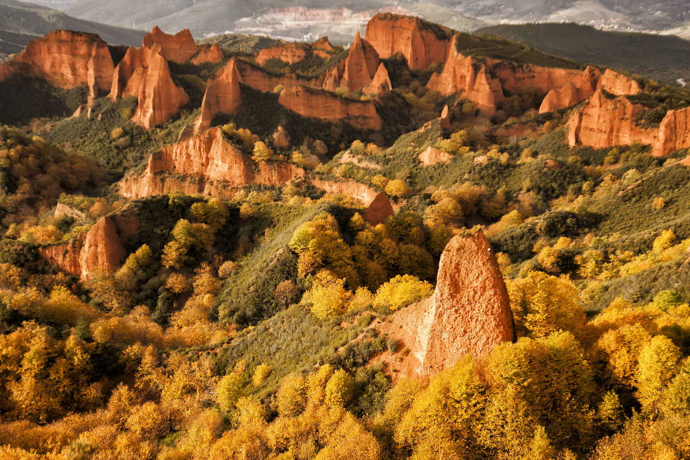 La geografía española cuenta con una gran cantidad de lugares en los que detenerse a admirar el paisaje, disfrutar de una excursión, organizar una ruta, darse un chapuzón o, simplemente, desconectar. Estos son algunos de los sitios en los que disfrutar de la naturaleza: 