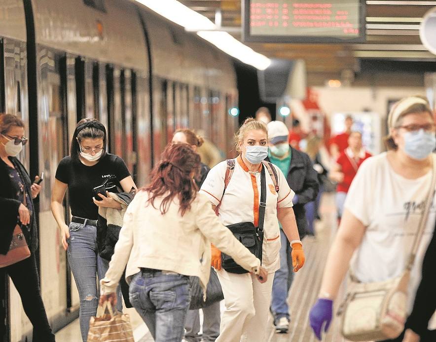 Usuarios de Metrovalencia durante el estado de alarma.