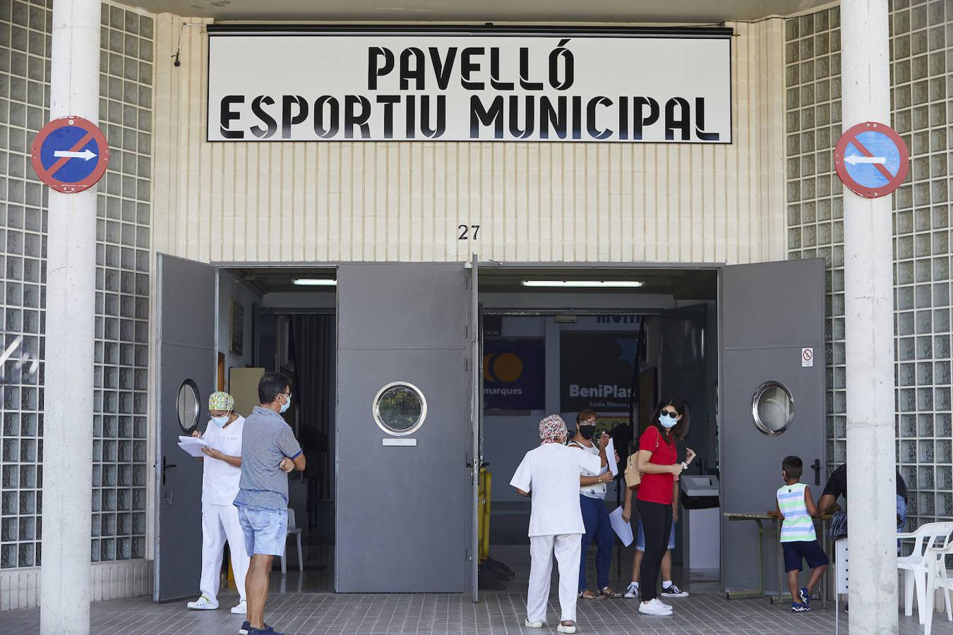 Fotos: Test masivos a 180 personas en Benigànim por un brote de coronavirus