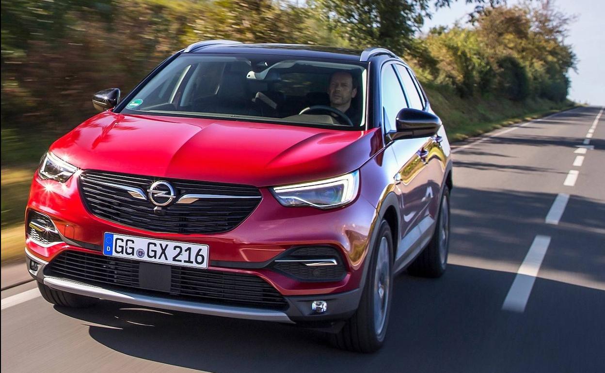 Opel ofrece dos versiones híbridas: tracción delantera y 225 CV o 4x4 con 300 CV de potencia.