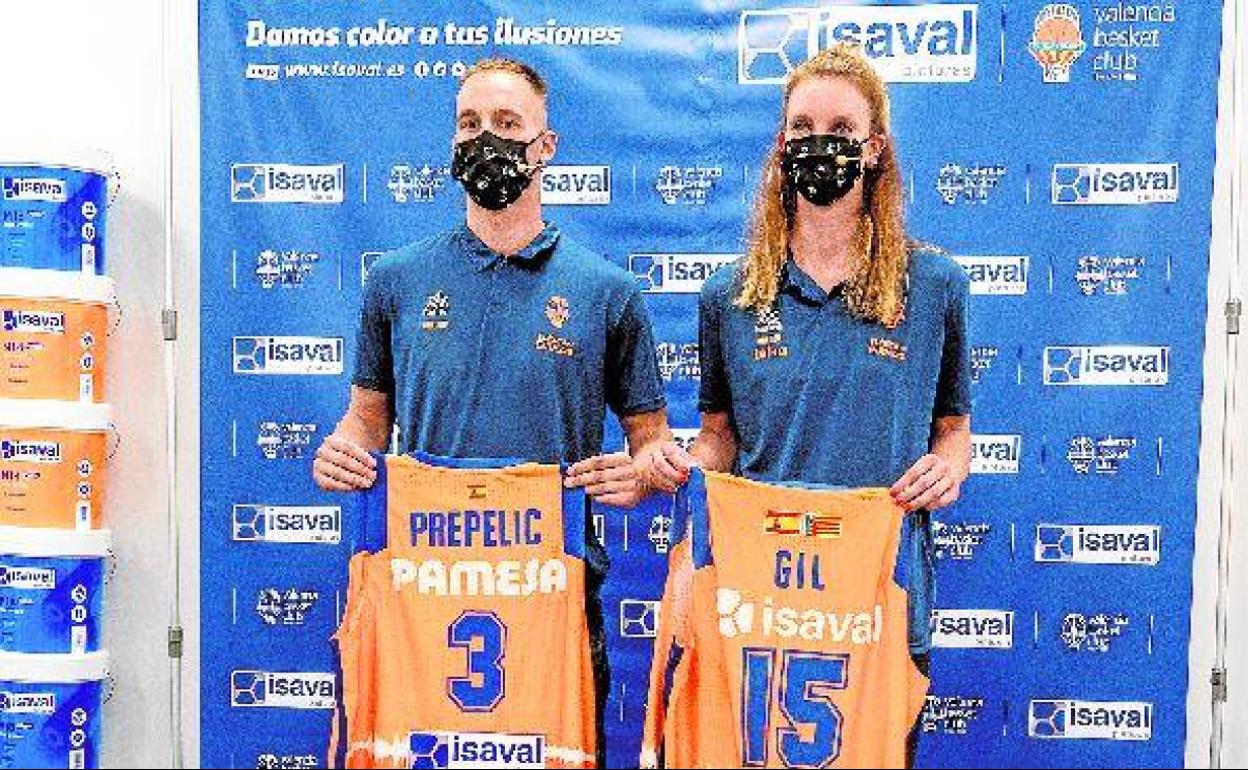 Prepelic y Laura Gil posan con la camiseta del Valencia Basket. 