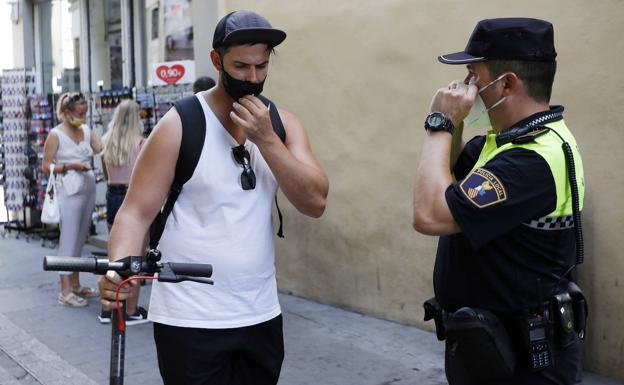 Valencia suma 231 denuncias por no usar mascarilla y 26 por fumar sin distancia el fin de semana