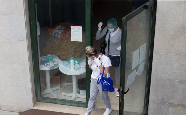 Dos mujeres a la entrada de la residencia de ancianos de O Incio, en Lugo (España)