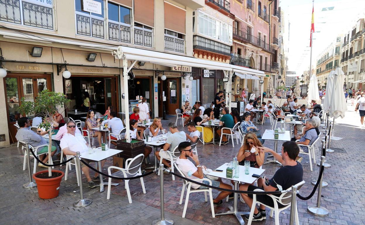 Varias personas en una terraza. 