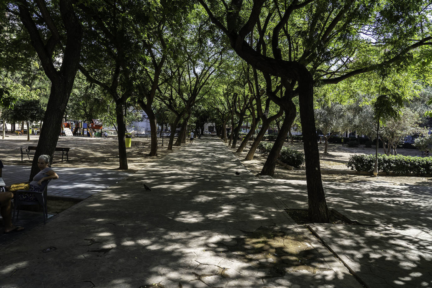 El Ayuntamiento de Valencia está llevando a cabo la reforma de algunos jardines de la ciudad de Valencia. Barrios como Ruzafa, Monteolivete, Patraix, Benicalap y el Parque del Oeste tienen obras de mejoras pendientes. En la fotografía se muestra el estado actual del de la Plaza Manuel Granero. El Ayuntamiento de Valencia ha sacado a licitación su remodelación por un importe de 600.000 euros.