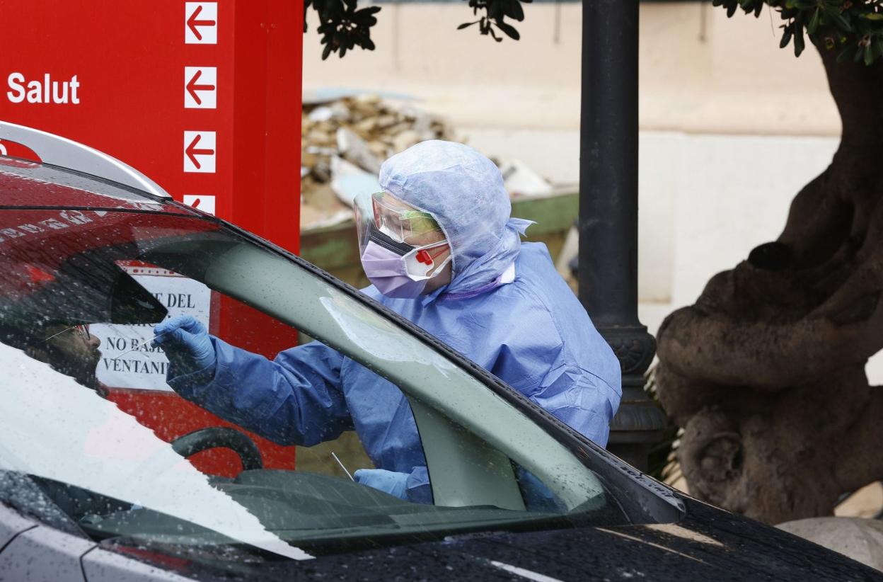 Pruebas de PCR en un hospital de Valencia. jesús signes