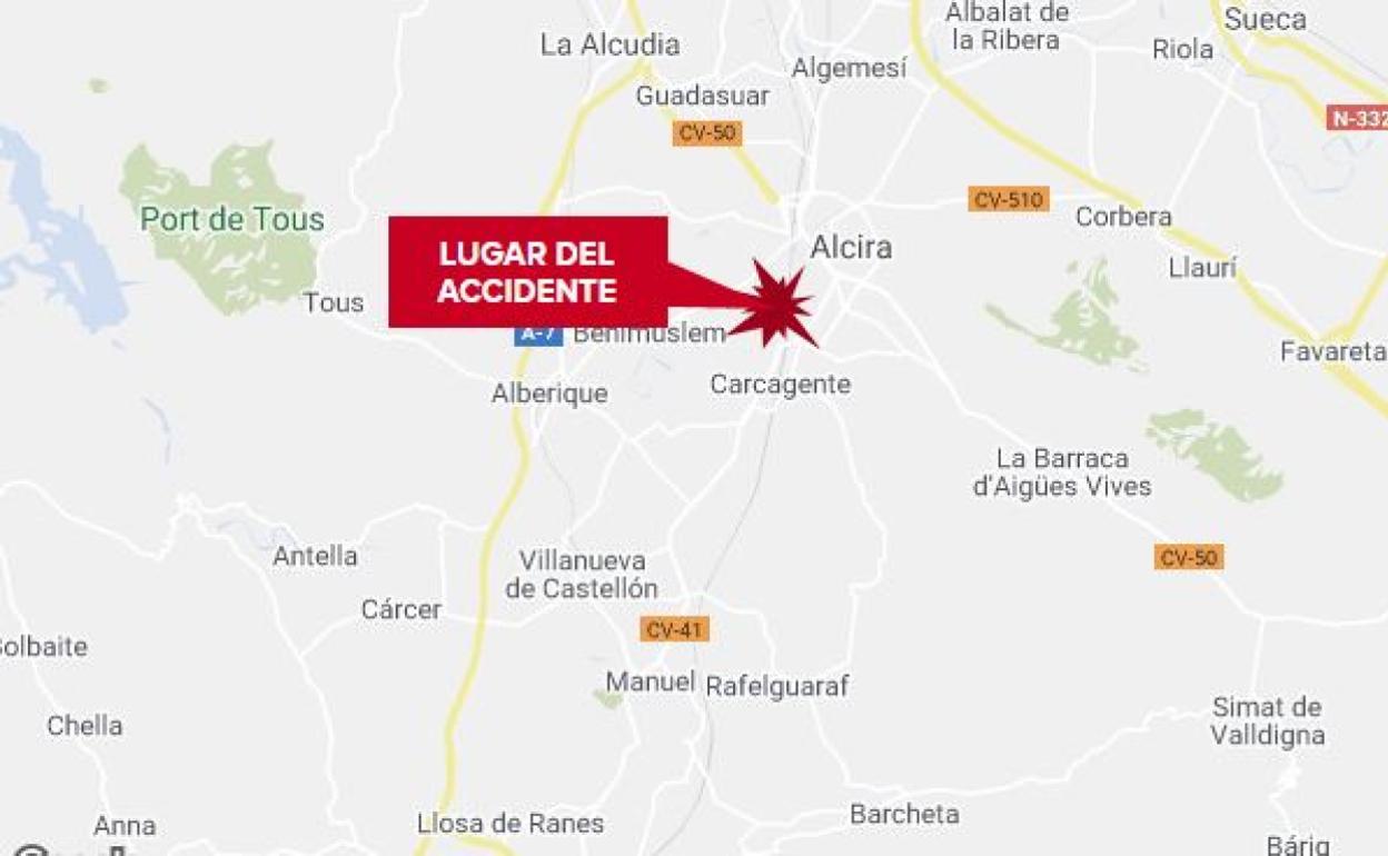 Dos heridos en un accidente entre un tractor y un coche en Carcaixent