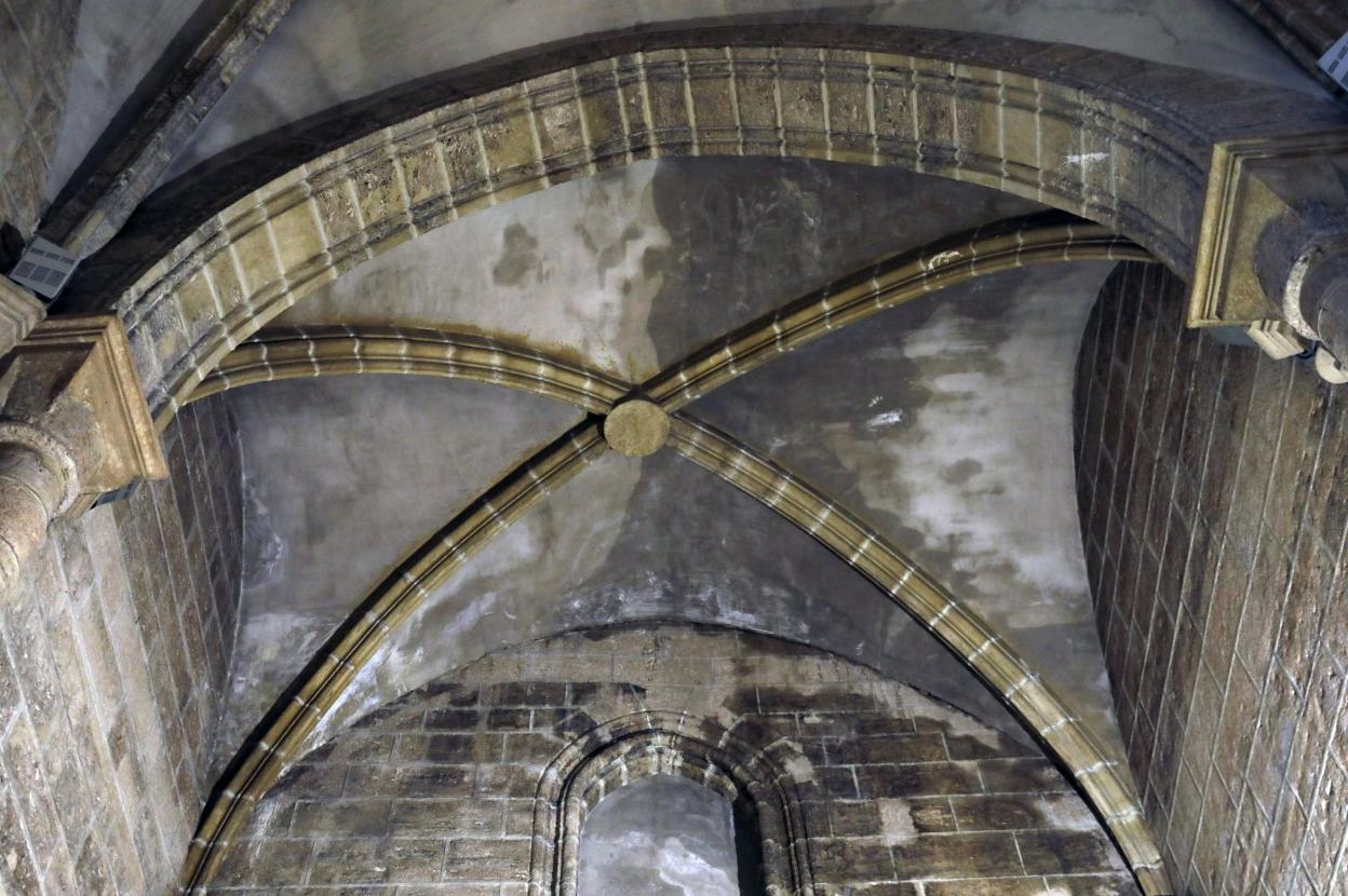 Aspecto de la cubierta interior de la iglesia, repleta de humedades. 