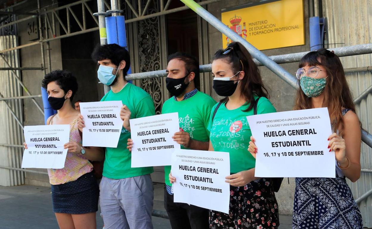 Miembros del Sindicato de Estudiantes, este miércoles en el Ministerio de Educación.