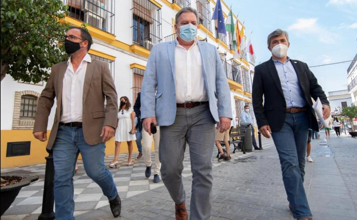 Los alcaldes las localidades sevillanas de Coria del Río, Modesto González (d), de La Puebla del Río, Manuel Bejarano (c), y el alcalde de Isla Mayor,Juan Molero (i).