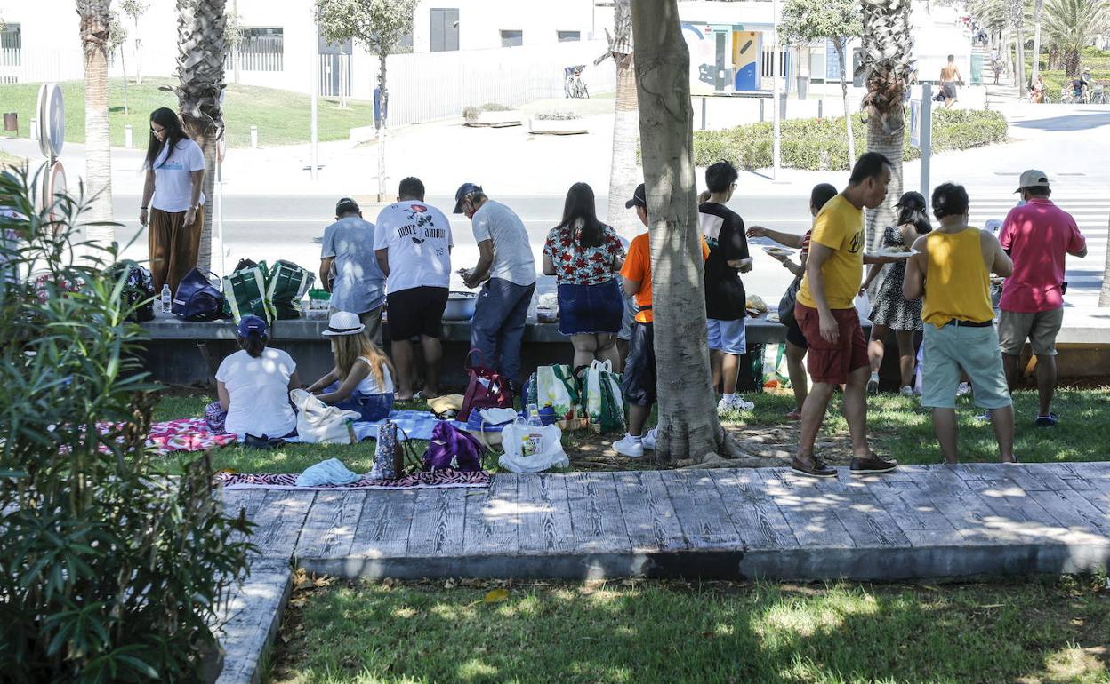 Un grupo de personas en Valencia que no respeta la distancia social ni el número máximo de personas permitidas. 