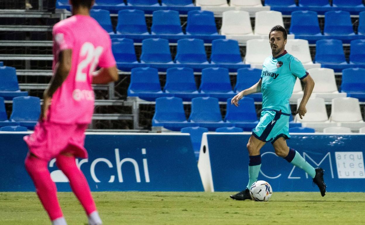 Miramón, con el balón controlado en el partido contra el Mallorca. 