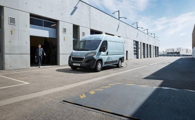 Peugeot añade la e-Boxer, con 340 km de autonomía, a su gama 100% eléctrica