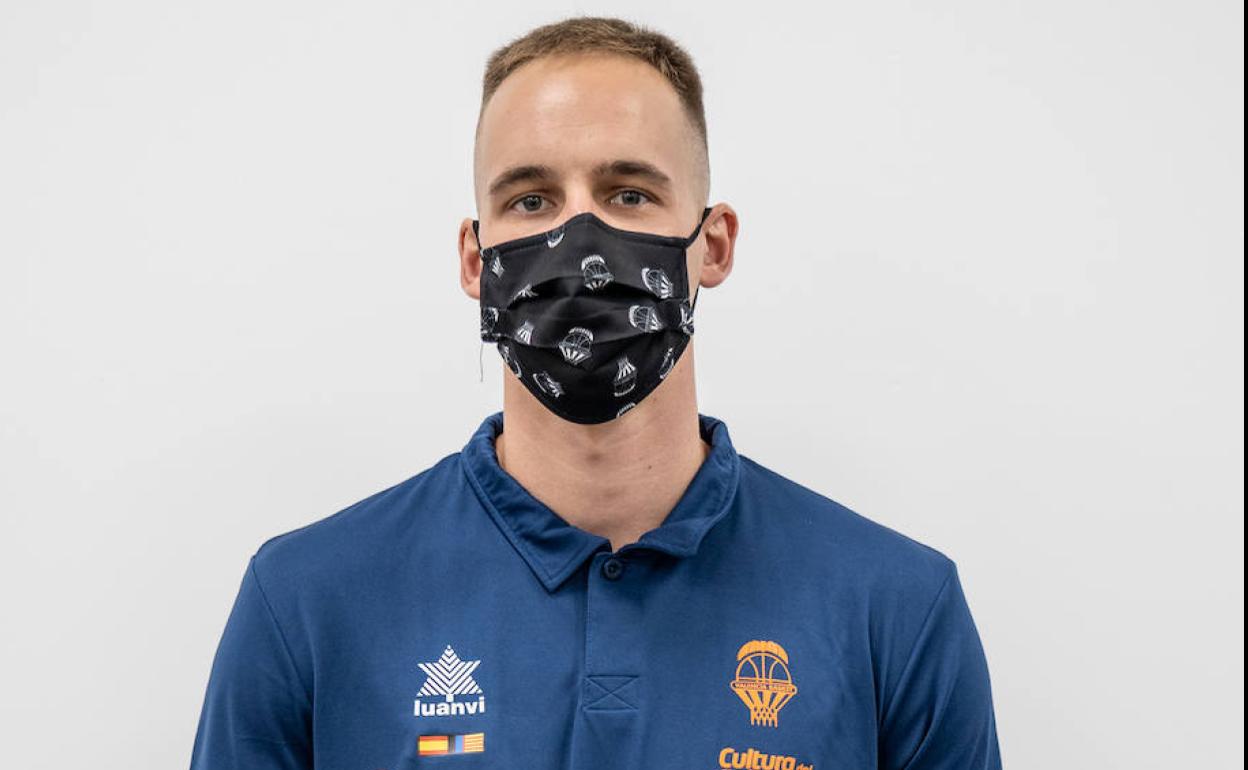 Klemen Prepelic posa tras su presentación como jugador del Valencia Basket. 