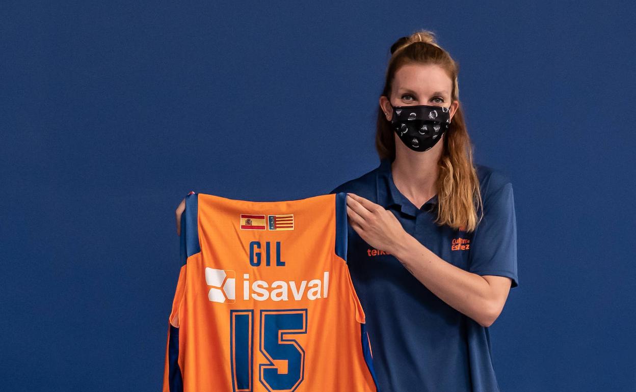 Laura Gil, en su presentación con Valencia Basket. 